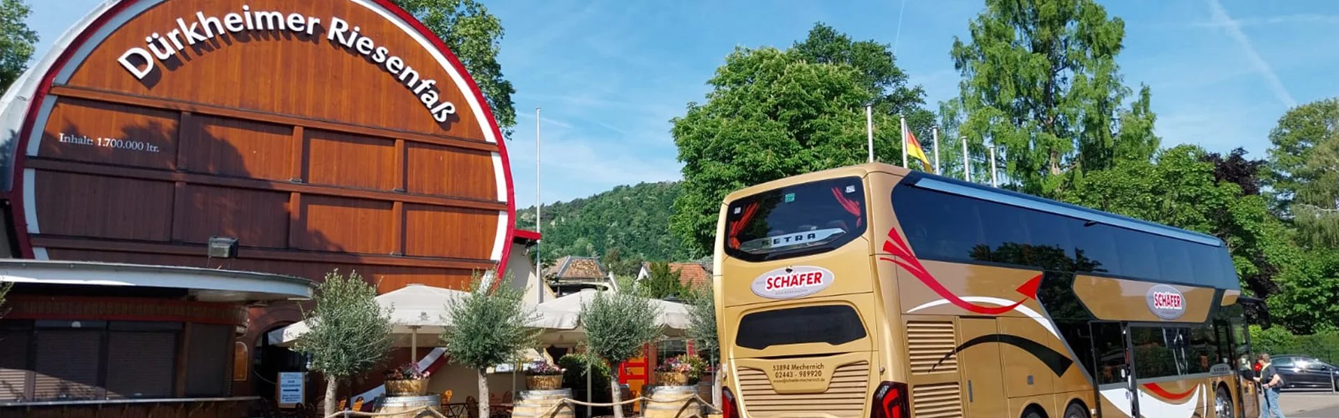 Schäfer Reisebus an einem Ausflugsziel